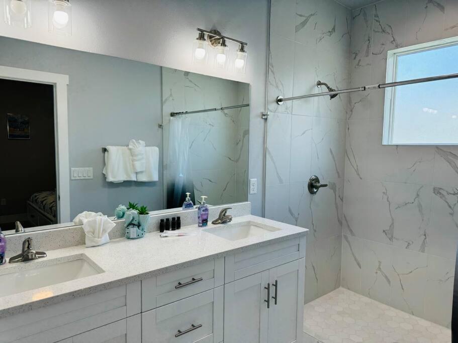 Villa Brand New Tampa Oasis With Private Jacuzzi Retreat Lutz Exterior foto