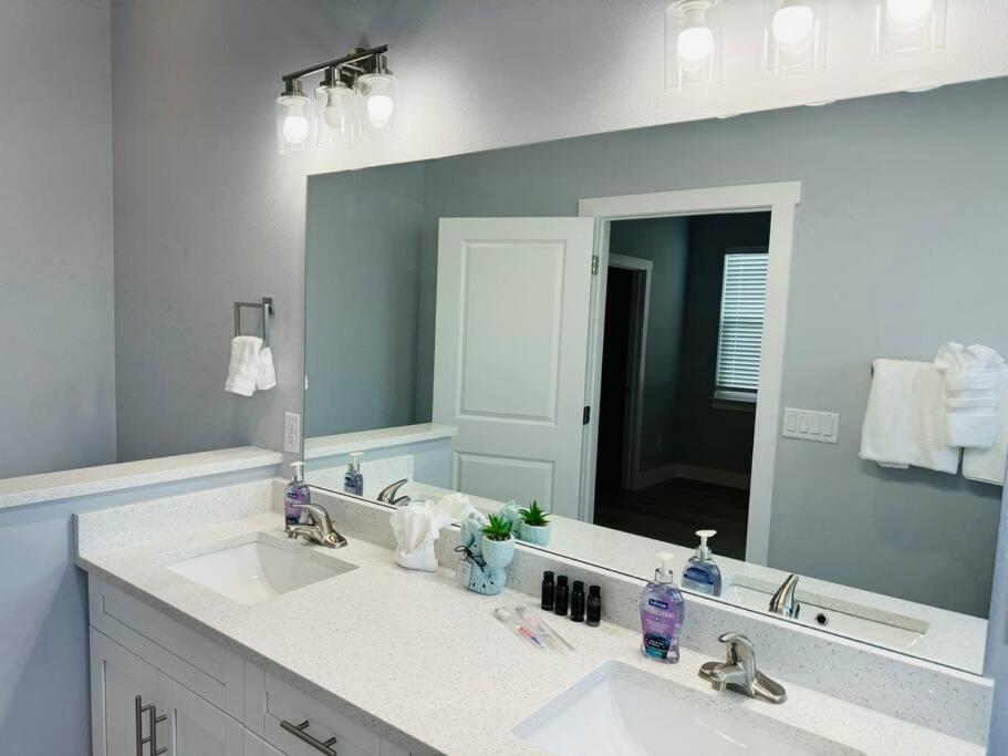 Villa Brand New Tampa Oasis With Private Jacuzzi Retreat Lutz Exterior foto