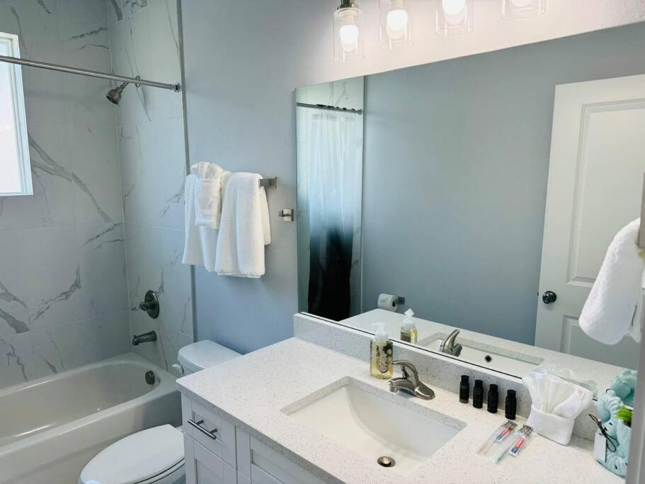 Villa Brand New Tampa Oasis With Private Jacuzzi Retreat Lutz Exterior foto